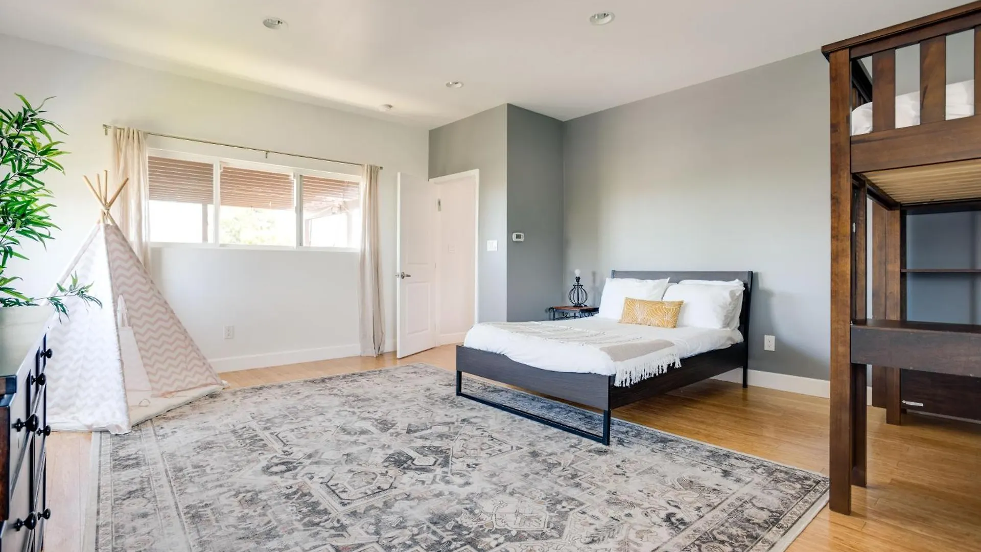 Fabulous For Families & Business 5/3 + 1/1 Studio Los Angeles Holiday home